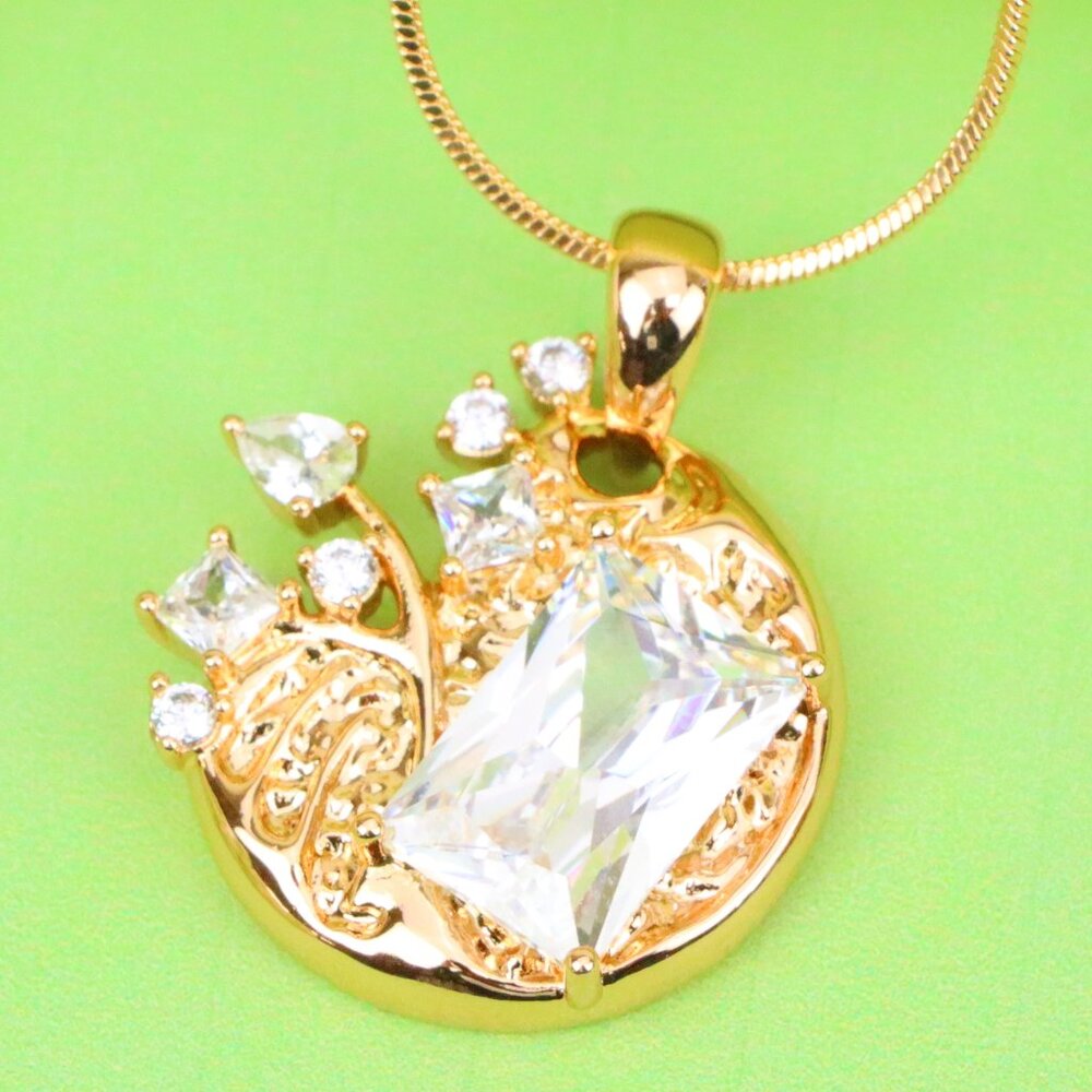 "Elegant Round Rose Gold Pendant with Sparkling Crystal Accents, XPPT1284